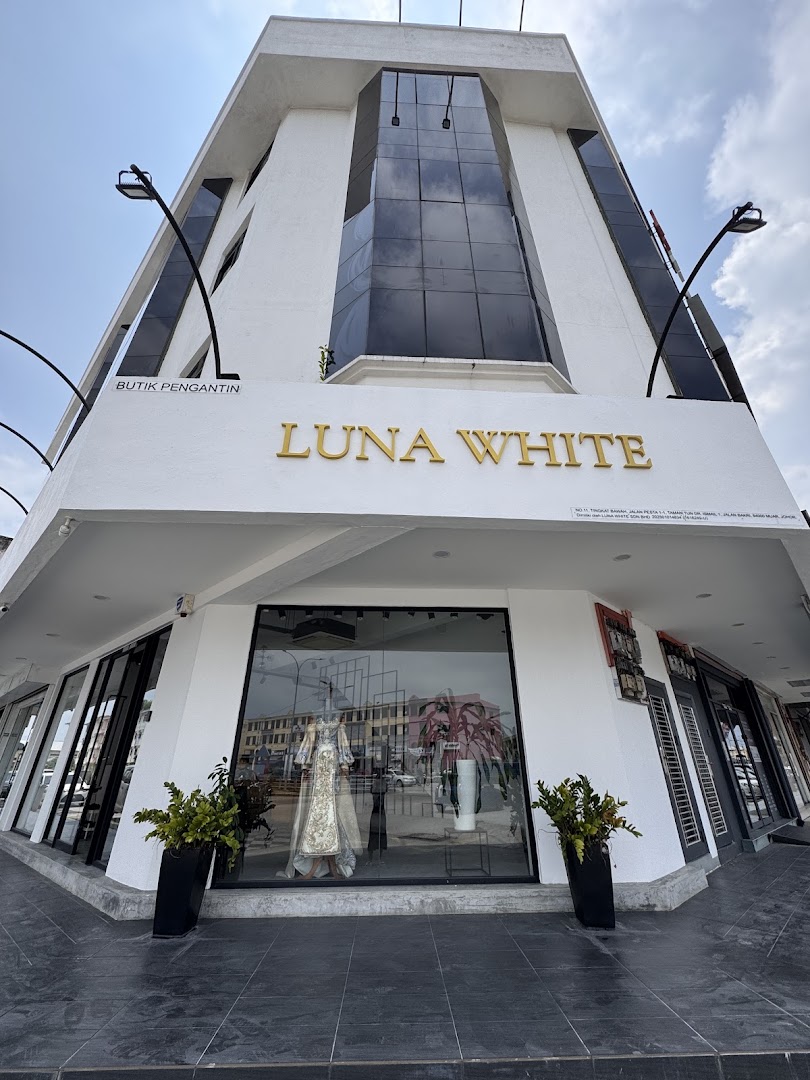 Luna White gallery photo