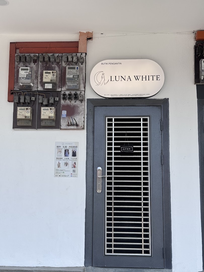 Luna White gallery photo